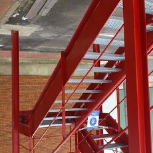 Escalera fábrica automoción 1