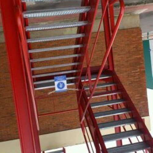 Escalera fábrica automoción 1